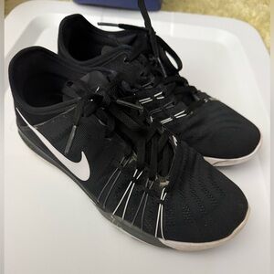 GUC Women’s Nike Free Black and White Shoes